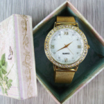 Montre en or dans un coffret