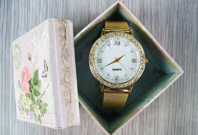 Montre en or dans un coffret